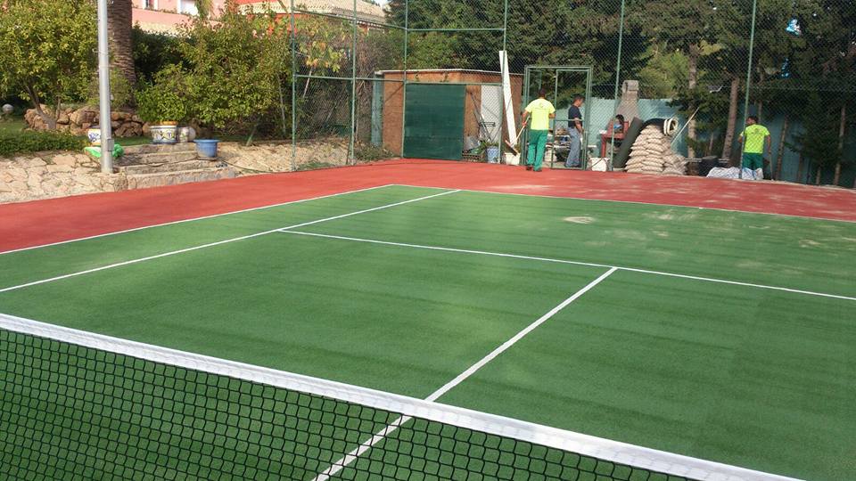 Instalación de cesped artificial en pista de tenis en Benahavís